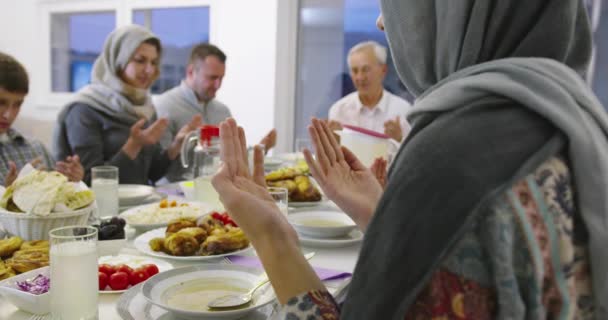 Muslimische Familie Betet Vor Dem Gemeinsamen Iftar Essen Während Eines — Stockvideo