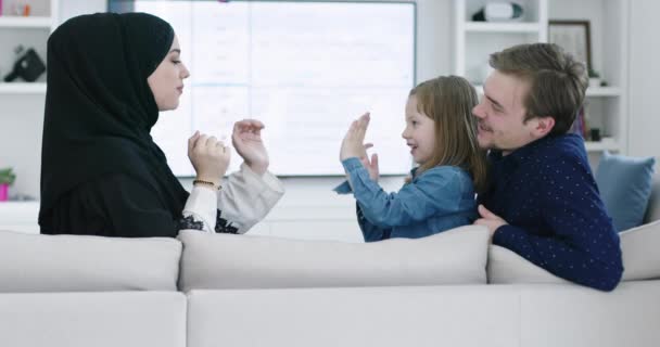 Moderní Muslimská Rodina Doma Baví Pohovce Doma Hraní Her Dětmi — Stock video