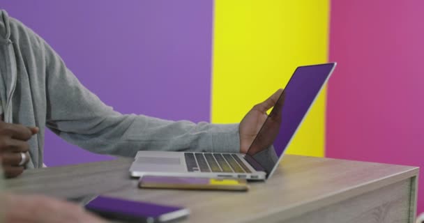 Młody Zespół Udanej Startup Kobiet Pracownicy Pracują Laptopie Relaksującym Środowisku — Wideo stockowe
