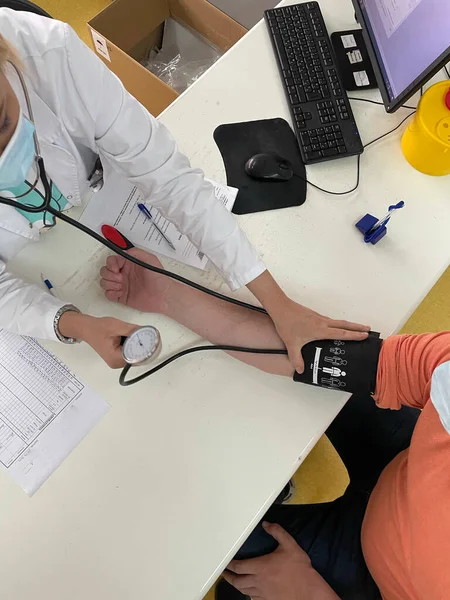 Ärztinnen Medizinischer Gesichtsmaske Messen Krankenhaus Den Blutdruck Mit Einem Elektronischen — Stockfoto