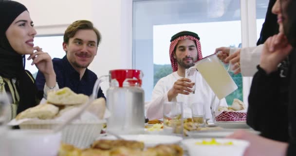 Familia Musulmana Tradicional Juntos Cenando Mesa Casa Durante Ramadán — Vídeos de Stock