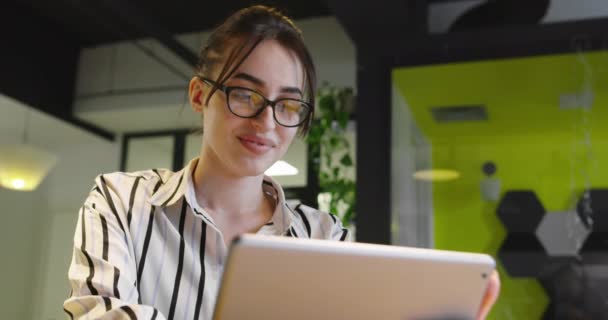 Empresária Startup Sorridente Usando Tablet Enquanto Está Escritório Minimalista — Vídeo de Stock