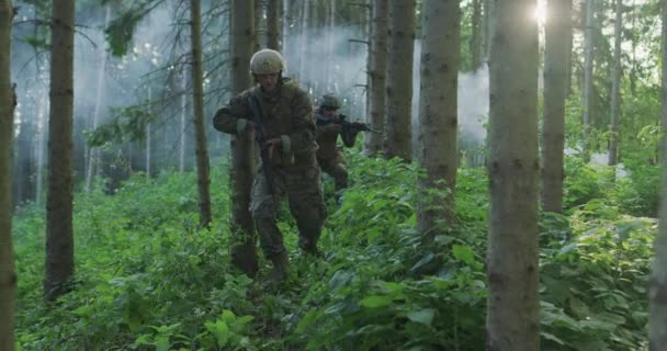 Voll Ausgerüstete Soldaten Tarnuniform Greifen Tagsüber Dichtem Wald Den Feind — Stockvideo