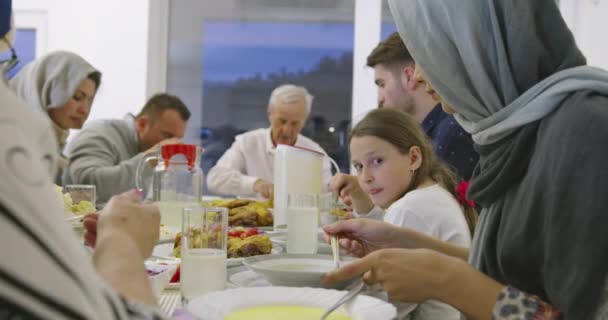 Nowoczesna Wieloetniczna Muzułmańska Rodzina Delektująca Się Wspólnym Jedzeniem Iftar Podczas — Wideo stockowe