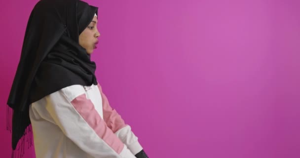 スポーツ フィットネス 人々のコンセプト 色の背景に練習を行うダンベルとヒジャーブの幸せなイスラム教徒の女性 — ストック動画
