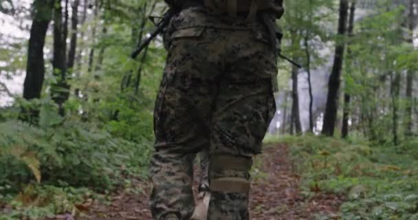 Soldados Totalmente Equipados Vestindo Uniforme Camuflagem Movendo Através Floresta Densa — Vídeo de Stock