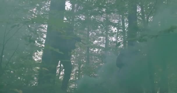 Στρατιώτης Που Στοχεύει Από Τουφέκι Στο Δάσος Καπνός Στο Παρασκήνιο — Αρχείο Βίντεο