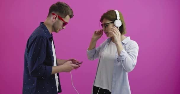 Femme Heureuse Adolescente Dans Casque Écoutant Musique Smartphone Son Petit — Video