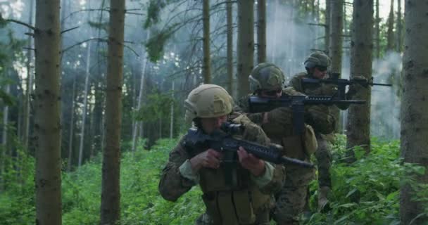 Volledig Uitgeruste Soldaten Squad Actie Dragen Camouflage Uniform Aanvallen Vijand — Stockvideo