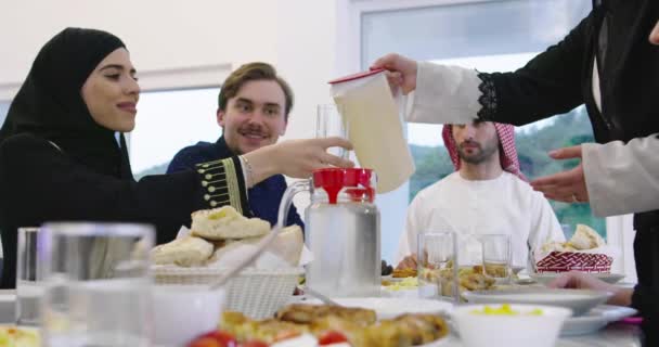 Familia Musulmana Tradicional Juntos Cenando Mesa Casa Durante Ramadán — Vídeos de Stock