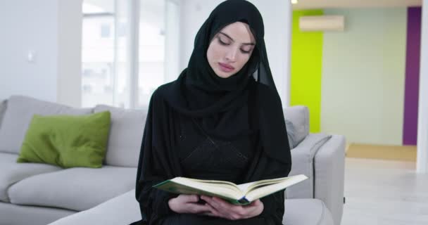 Νεαρή Παραδοσιακή Μουσουλμάνα Γυναίκα Που Διαβάζει Κοράνι Στον Καναπέ Πριν — Αρχείο Βίντεο