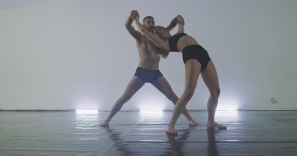 Сучасні Стильні Артисти Балету Танцювальному Класі Виконує Мистецтво Сучасний Танець — стокове відео