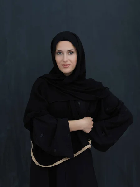 Ritratto Giovane Donna Musulmana Moderna Abaya Nera Ragazza Araba Indossa — Foto Stock