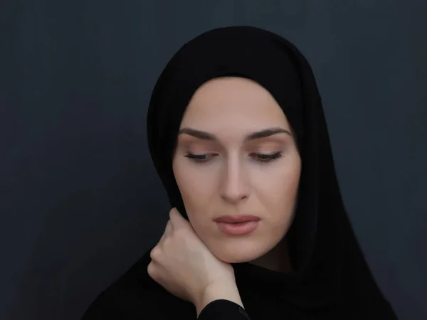 Портрет Сучасної Молодої Муслімної Жінки Чорному Абаї Арабська Дівчинка Носить — стокове фото
