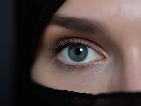 Портрет Мусульманки Никабе Традиционной Арабской Одежде Абайе Арабская Женщина Представляющая — стоковое фото