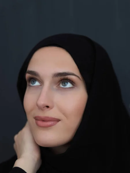 Retrato Jovem Mulher Muçulmana Moderna Preto Abaya Menina Árabe Vestindo — Fotografia de Stock