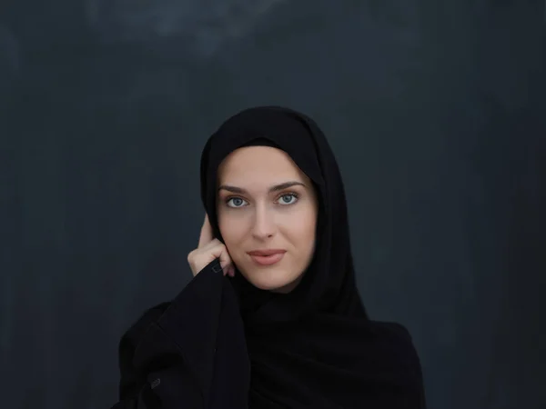 Young Muslim Businesswoman Traditional Clothes Abaya Talking Smartphone Arab Woman — Stock Photo, Image