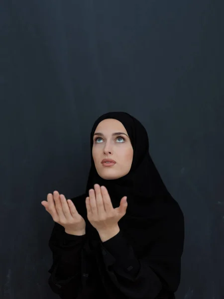 Portré Fiatal Muszlim Nőről Aki Duát Csinál Abayát Viselő Arab — Stock Fotó