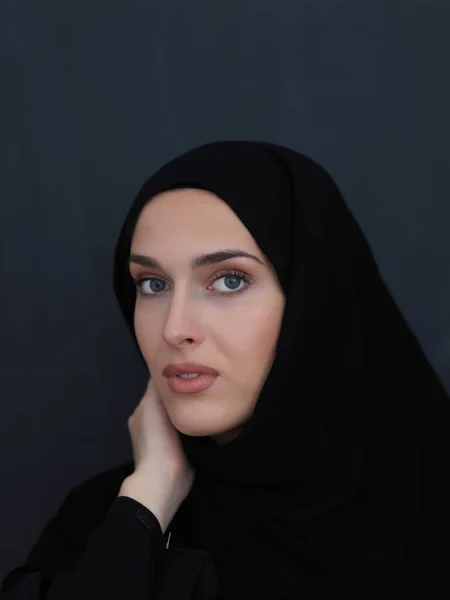 Portrait Modern Young Muslim Woman Black Abaya Gadis Arab Mengenakan — Stok Foto