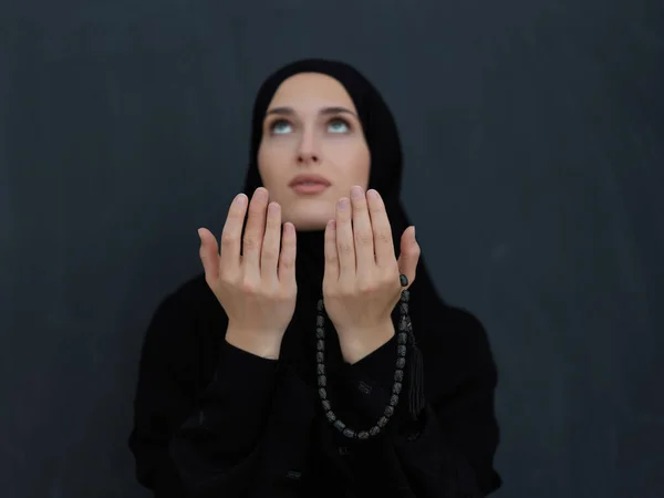 Portrait Young Muslim Woman Making Dua Arabian Girl Wearing Abaya — Stock Photo, Image