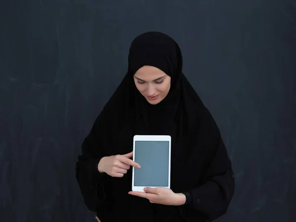 Giovane Imprenditrice Araba Abiti Tradizionali Abaya Occhiali Che Mostrano Display — Foto Stock