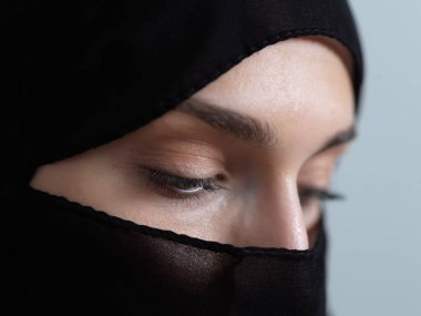 Niqab giyen Müslüman kadın portresi ve geleneksel Arap kıyafetleri ya da abaya. Modern Arap yaşam tarzını, İslami modayı ve Ramazan kareem kavramını temsil eden Arap kadını