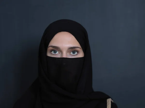 ニカブや伝統的なアラビア服やアバヤを着たイスラム教徒の女性の肖像画 現代のアラブのライフスタイル イスラムファッション ラマダーンカレムの概念を表すアラブ女性 — ストック写真