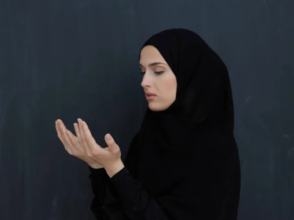 Porträtt Ung Muslimsk Kvinna Som Gör Dua Arabiska Tjejen Abaya — Stockfoto