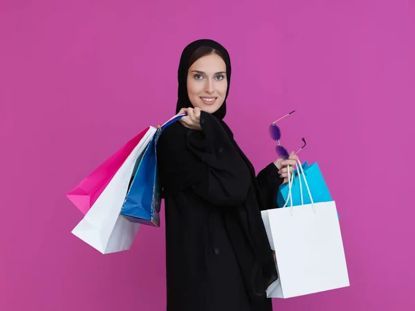 Glad Muslimsk Tjej Poserar Med Shoppingväskor Arabiska Kvinna Bär Traditionella — Stockfoto