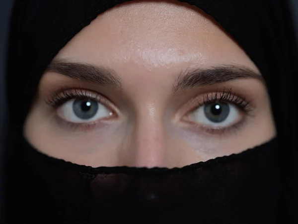 Retrato Mulher Muçulmana Vestindo Niqab Roupas Árabes Tradicionais Abaya Mulher — Fotografia de Stock