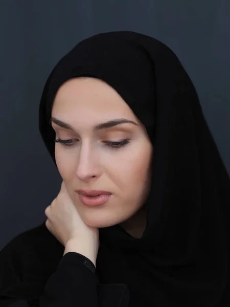 Retrato Jovem Mulher Muçulmana Moderna Preto Abaya Menina Árabe Vestindo — Fotografia de Stock