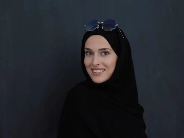 Muslim Muda Dalam Pakaian Tradisional Atau Abaya Dan Kacamata Hitam — Stok Foto