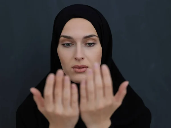 Портрет Молодої Мусульманки Аравійська Дівчинка Одягнена Абаю Тримається Руки Молитві — стокове фото