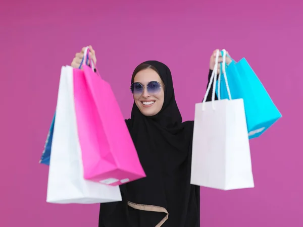 Menina Muçulmana Feliz Posando Com Sacos Compras Mulher Árabe Vestindo — Fotografia de Stock