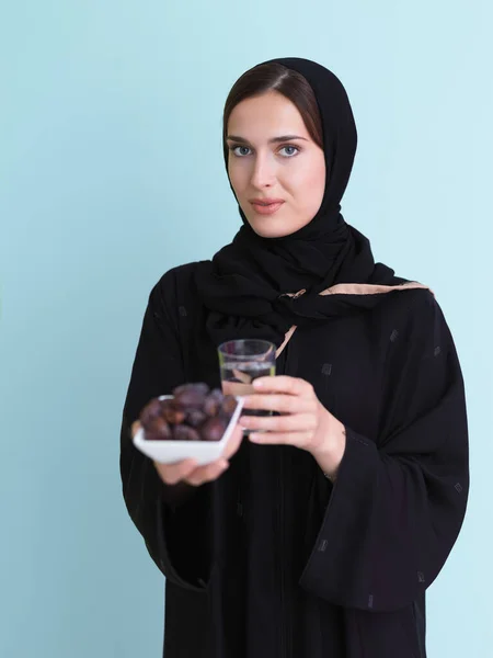 Moderna Donna Musulmana Abaya Che Tiene Davanti Dattero Frutta Bicchiere — Foto Stock