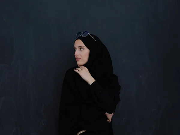 Joven Musulmán Ropa Tradicional Abaya Gafas Sol Posando Frente Pizarra — Foto de Stock