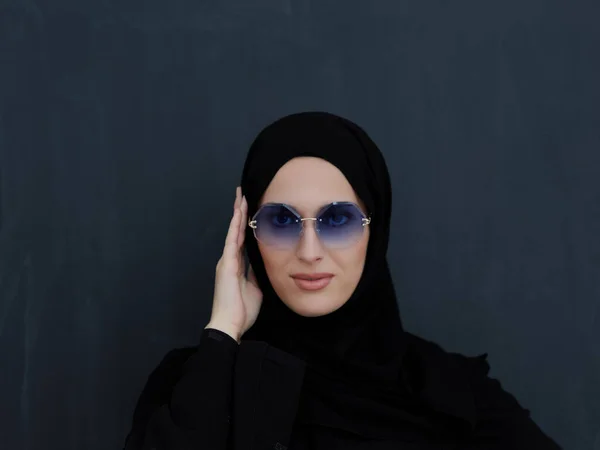 Joven Musulmán Ropa Tradicional Abaya Gafas Sol Posando Frente Pizarra — Foto de Stock