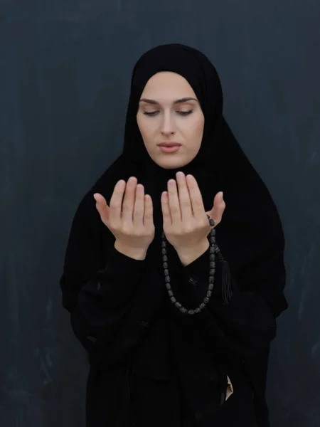 Retrato Una Joven Musulmana Haciendo Dua Chica Árabe Vistiendo Abaya — Foto de Stock