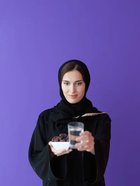 Współczesna Muzułmanka Abaya Trzyma Przed Sobą Owoce Randki Szklankę Wody — Zdjęcie stockowe