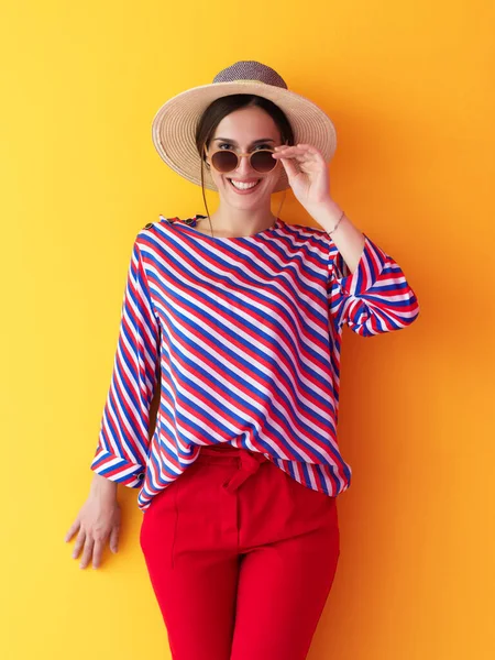 Portrait Jeune Femme Portant Des Lunettes Soleil Chapeau Sur Fond — Photo