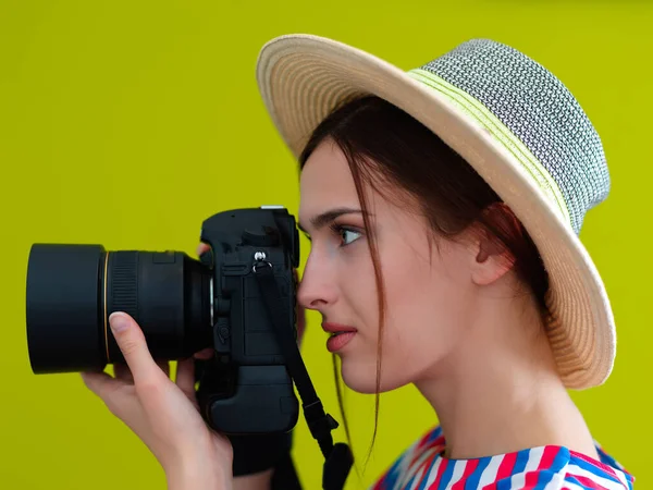 美しい女性写真家の肖像画を閉じるまで撮影 チーズを言って 緑の背景に孤立したカメラを持つ若い笑顔の女性 — ストック写真