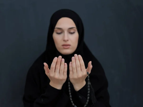 이슬람 듀아를만드는 아라비아 소녀는 손짓을 하나님 라마단 개념에 — 스톡 사진