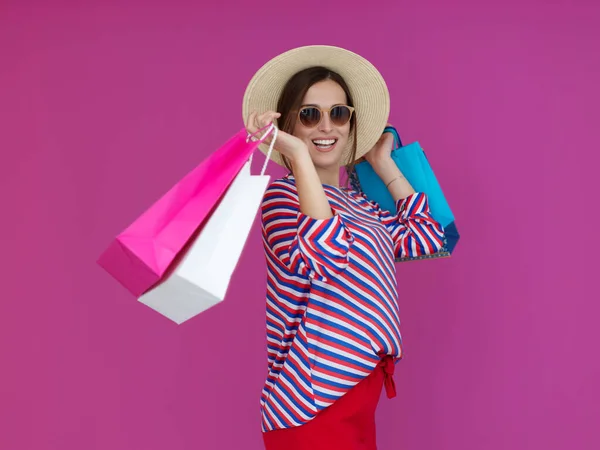 Młoda Kobieta Torbami Różowym Tle Szczęśliwa Dziewczyna Pozowanie Nowych Zakupów — Zdjęcie stockowe