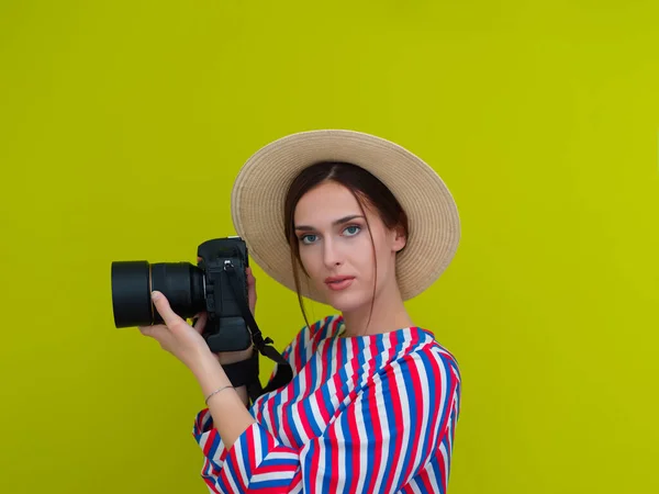 Retrato Bela Fotógrafa Perto Diz Queijo Jovem Mulher Sorridente Segurando — Fotografia de Stock