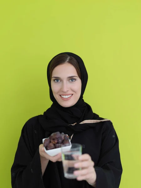 Mulher Muçulmana Moderna Abaya Segurando Uma Fruta Data Vidro Água — Fotografia de Stock