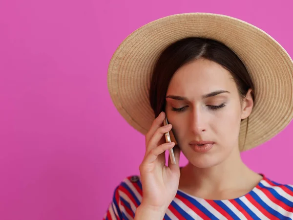 Portrait Jeune Fille Avec Visage Sérieux Tout Utilisant Smartphone Isolé — Photo