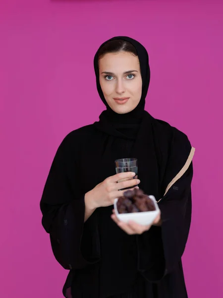 Mulher Muçulmana Moderna Abaya Segurando Uma Fruta Data Vidro Água — Fotografia de Stock