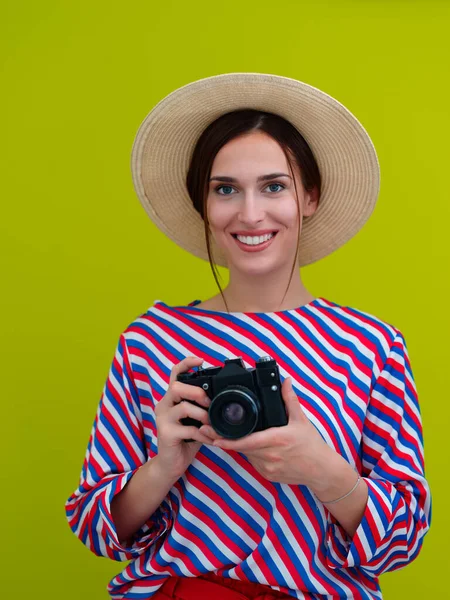 Retrato Bela Fotógrafa Perto Diz Queijo Jovem Mulher Sorridente Segurando — Fotografia de Stock