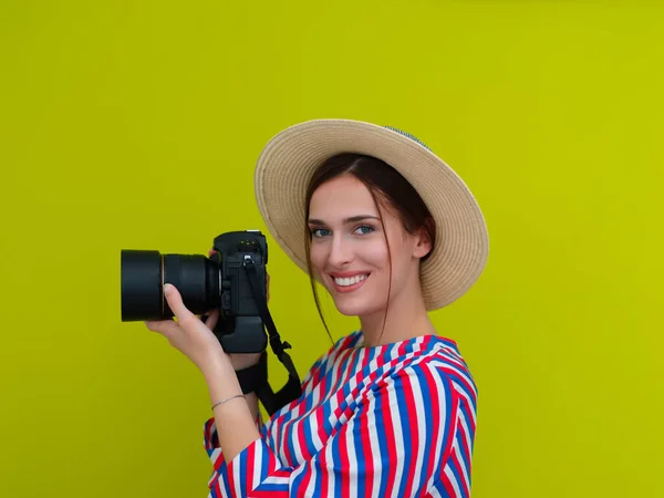 Retrato Bela Fotógrafa Perto Diz Queijo Jovem Mulher Sorridente Segurando — Fotografia de Stock