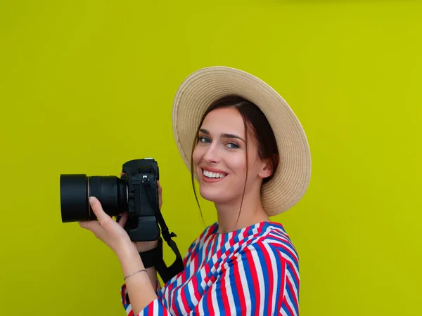 Retrato Bela Fotógrafa Perto Diz Queijo Jovem Mulher Sorridente Segurando — Fotografia de Stock